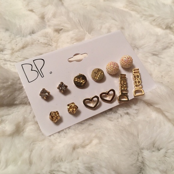 ✨FREE with Bundle✨ Fashion Earrings